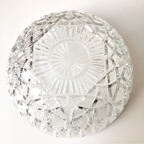 Set of 2 Clear Glass Bowls Vintage 6” Diameter Salad Dessert Intricate Pattern - Picture 3 of 8